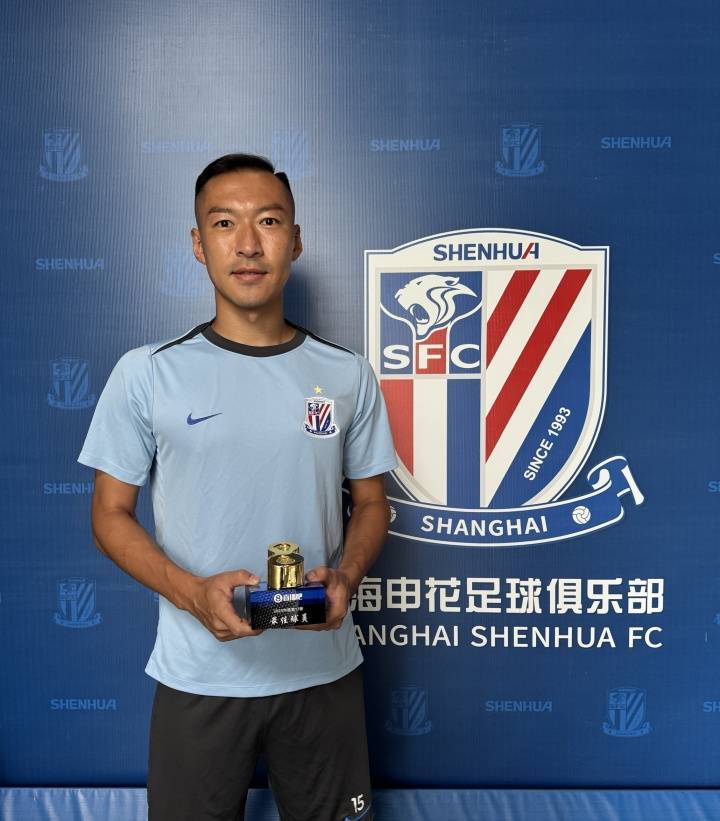 直播吧中超最佳️吴曦领取奖杯啦，以铁血之姿书写着老将传奇！