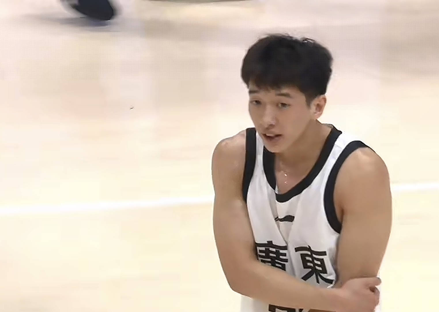 一场CBA未打就成大腿！广东内线“王炸”兑现天赋，保底总决赛了