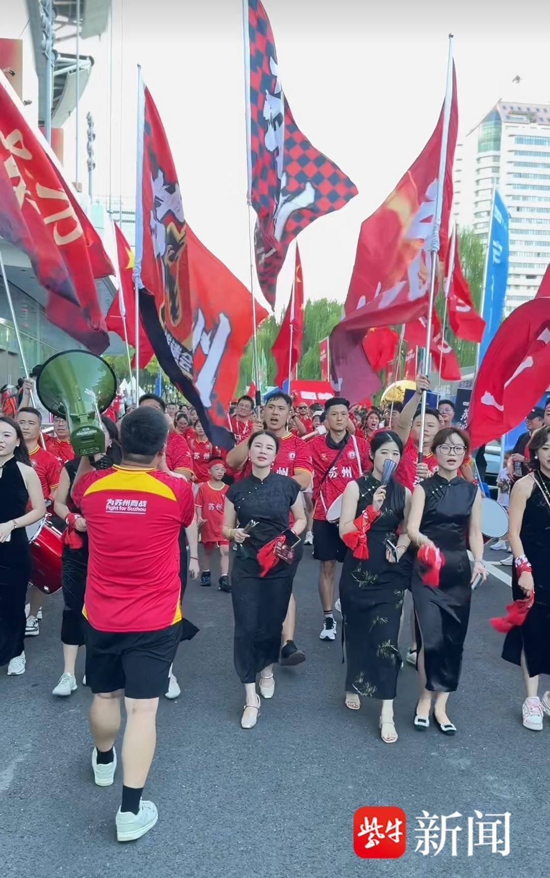 “苏超”第九轮现场，苏州队与泰州队球迷应援battle