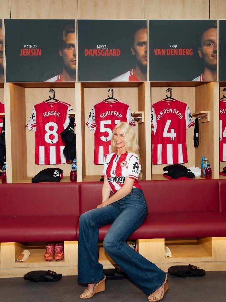 54岁超模身穿布伦特福德球衣现场观战，她的丈夫是俱乐部小股东