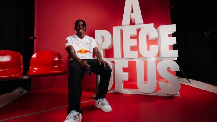 官方:RB莱比锡签下莱加内斯18岁前锋扬-迪奥曼德,签约5年