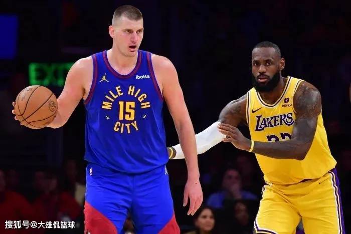 小迈克尔波特在2025年休赛季的时候,被丹佛掘金交易到了布鲁克林篮网,换取卡梅伦约翰逊