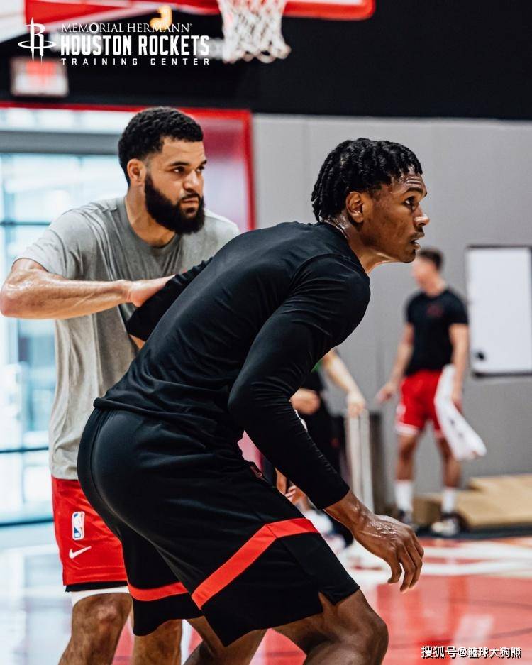 火箭队重组18人豪华阵容，裁员已箭在弦上？4位新人或被斯通放弃